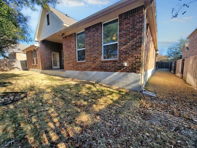 Building Photo - Large 3 Bedroom, 2.5 Bathroom Home – Fully Equipped Kitchen & Washer/Dryer Hookups