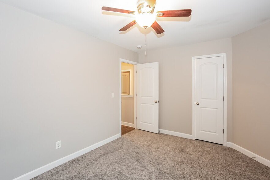Building Photo - 4198 Broadstairs Dr SW