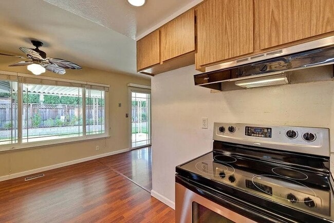 Building Photo - Sharp 3 Bedroom 2 Bath Single Family Home in Desirable Blossom Valley Neighborhood