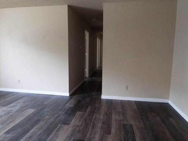 Building Photo - AVAILABLE NOW - NO SECURITY DEPOSIT REQUIRED