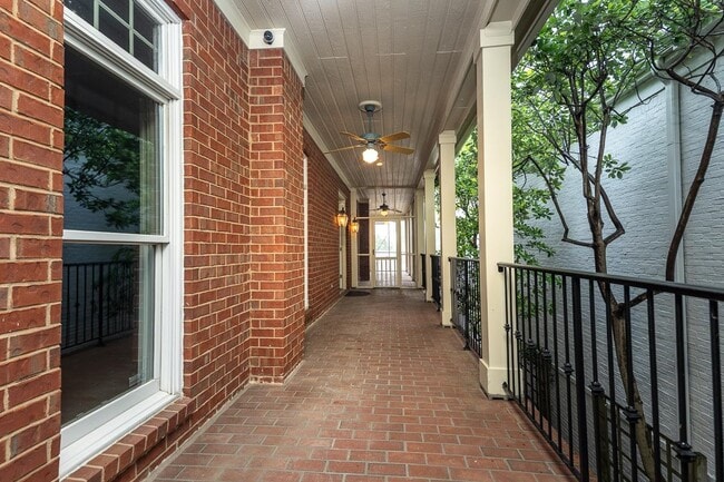 Building Photo - 1060 Island Dr