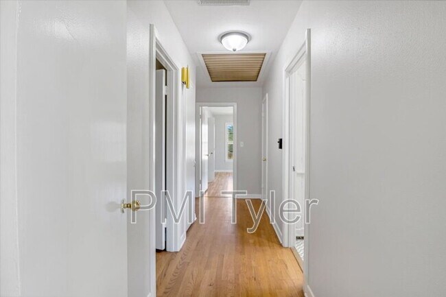 Building Photo - 805 Wilma St