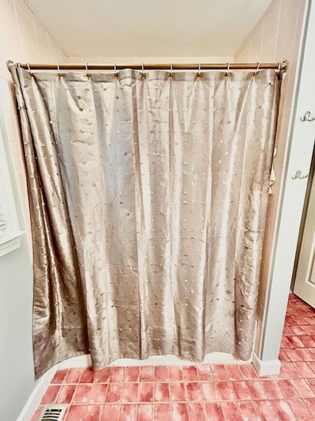 Building Photo - Beautifully renovated 4BR/3BA rambler with wraparound porch and garage