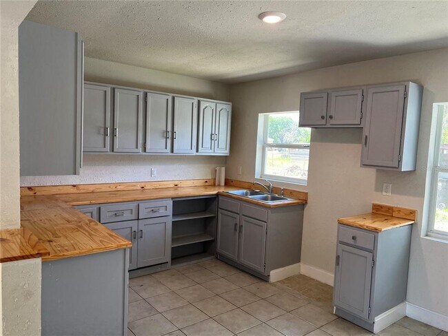 Building Photo - 213 Herbert St