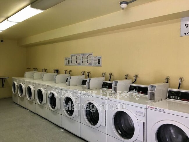 Building Photo - 450 E 4th St