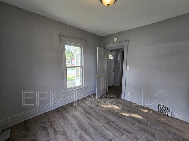Building Photo - 908 W 3rd St