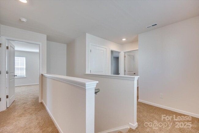 Building Photo - 587 King Clover Ln