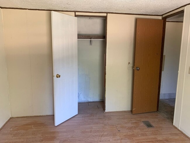 Building Photo - 3 bed, 2 bath, mobile home $800 month, $80...