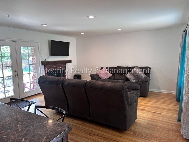 Building Photo - 3367 W Arlington Ave