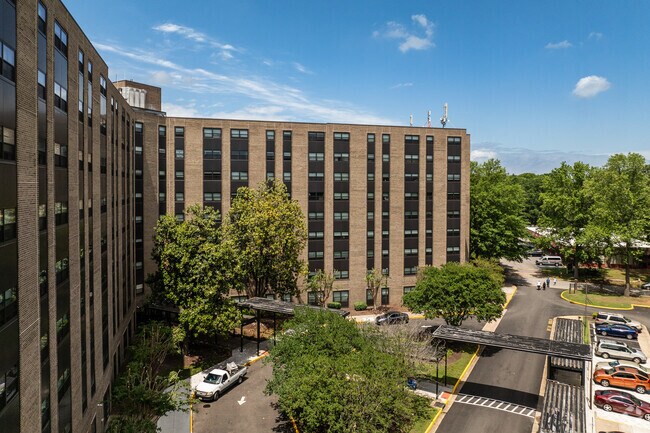 Building Photo - Braywood Manor