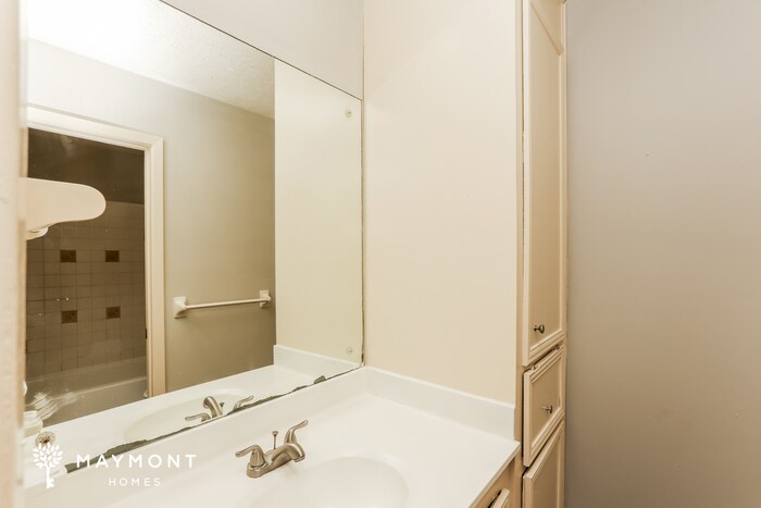 Building Photo - 5377 Brookhollow Dr