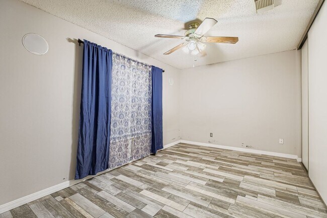 Building Photo - Stunning 3 bedroom home with Easy access t...