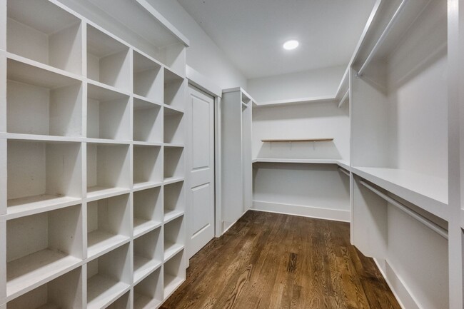 Building Photo - Lovely 3BE/3modern farmhouse is a sheer de...