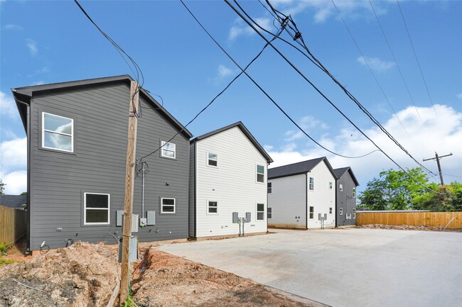 Building Photo - 422 Clinton Park St