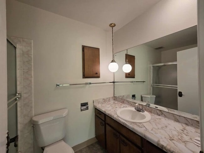 Building Photo - HUGE Number 2 Canyon ~ ~ 4 bedroom, 3 bath...