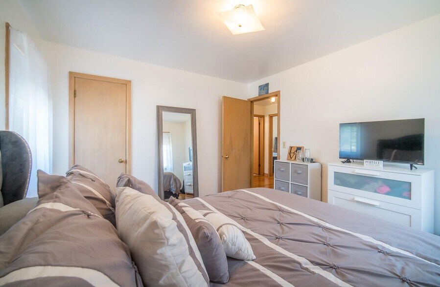 Building Photo - 7936 W Becher St