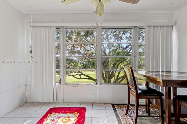 Building Photo - 1040 Country Club Dr