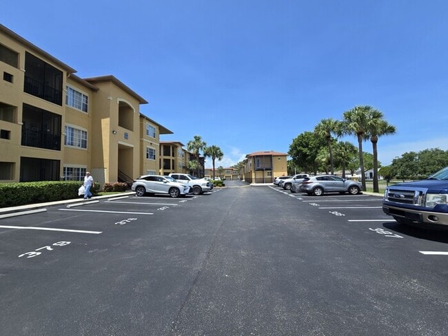 Building Photo - 1 Bed 1 Bath Condo For Rent in Tampa $1499