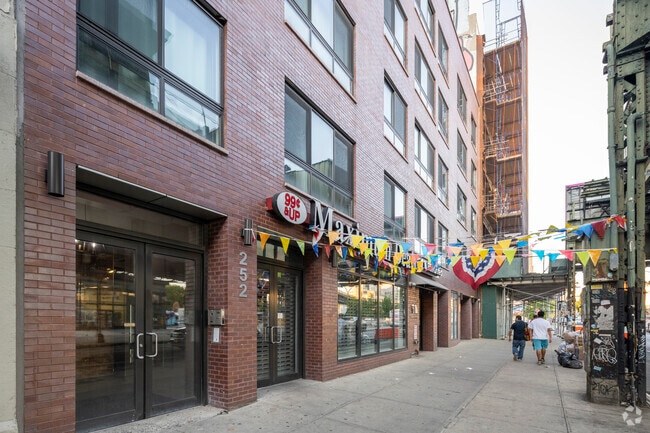 Building Photo - 252 Broadway