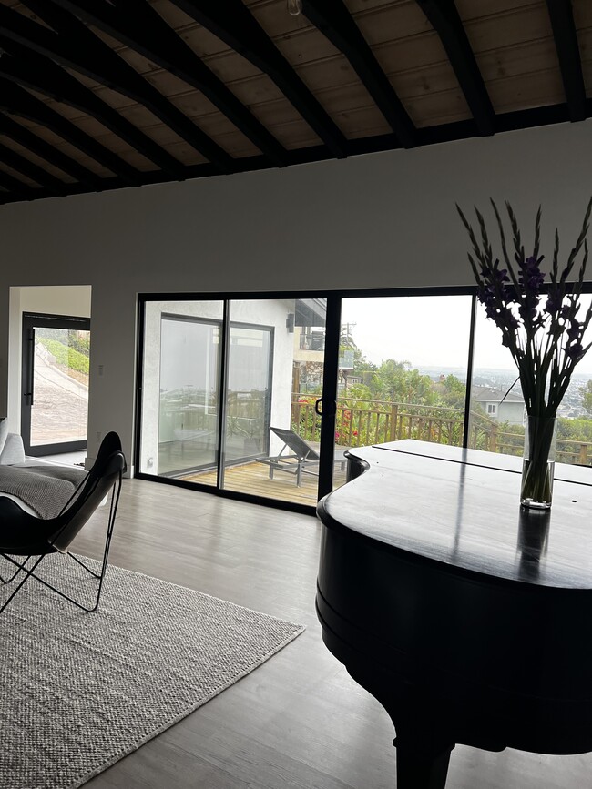 Building Photo - 353 Mariposa Dr