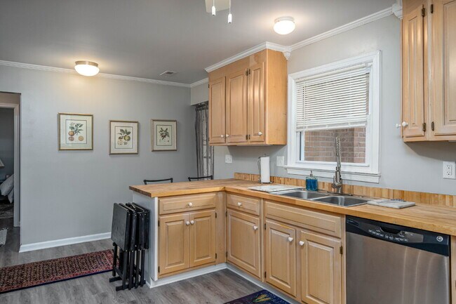 Building Photo - Charming 2-Bedroom Picturesque Furnished H...