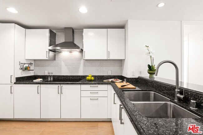 Building Photo - 10520 Wilshire Blvd