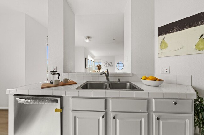 Building Photo - Epic REA - Top floor, Sweeping Views, 3 BR...