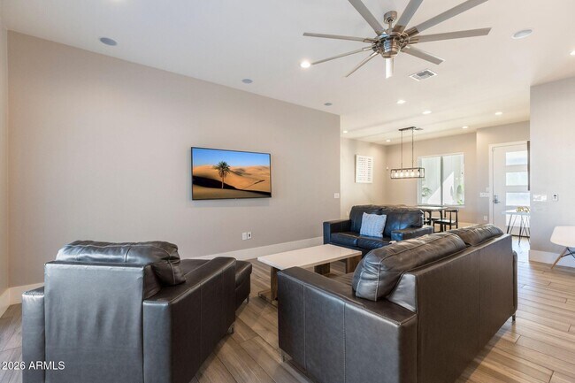 Building Photo - 2252 E South Mountain Ave