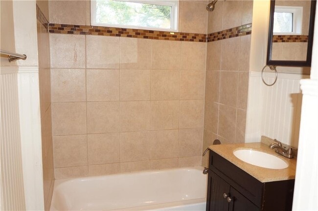 Building Photo - 583 Colonial Cir SE