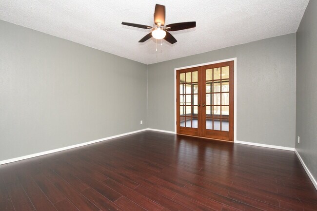 Building Photo - 4/3 w/ Fenced yard & enclosed patio!
