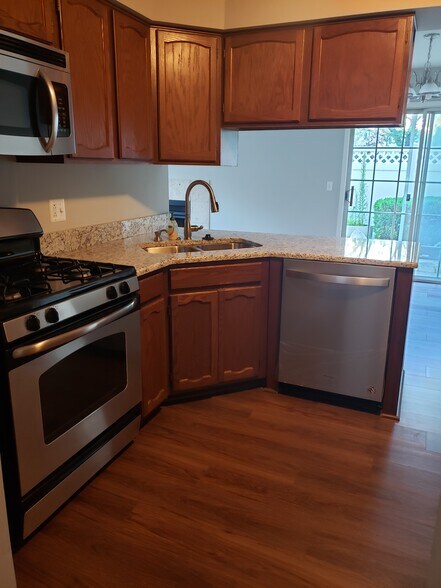 Building Photo - 413 Le Parc Cir