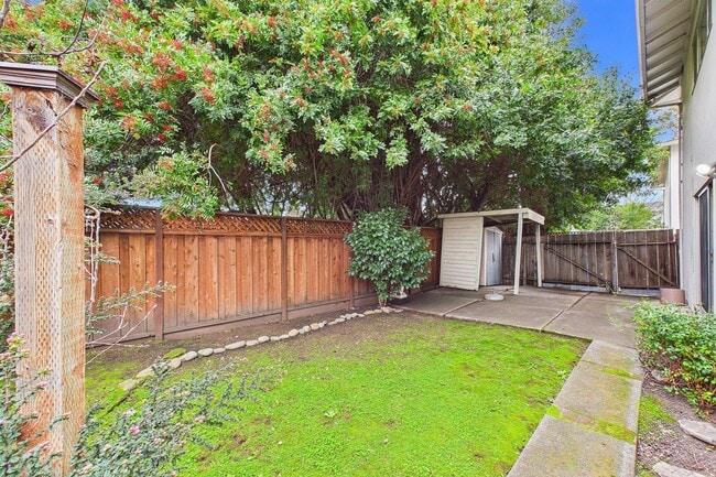 Building Photo - 1333 Regent St