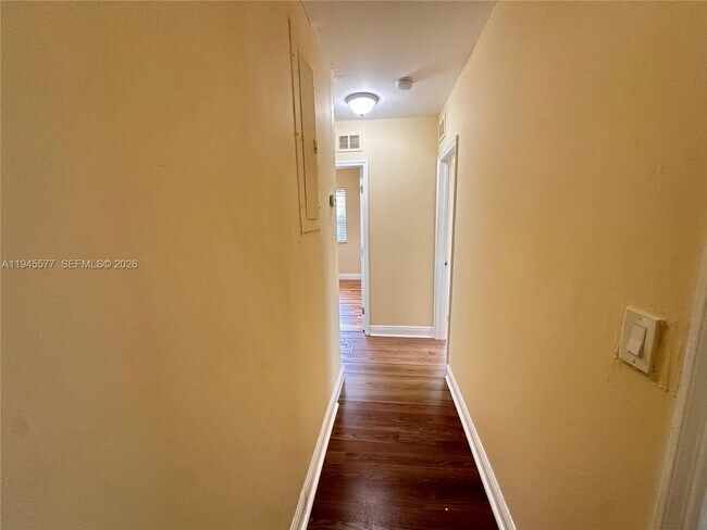 Building Photo - 1701 NW 14th Ct