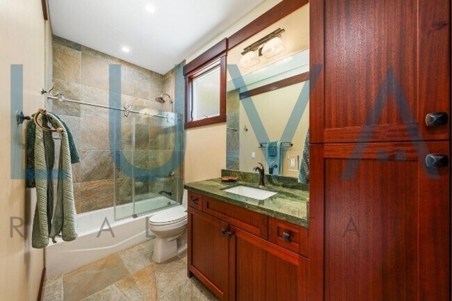 Building Photo - 4 bedroom 3.5 bathroom home with pool