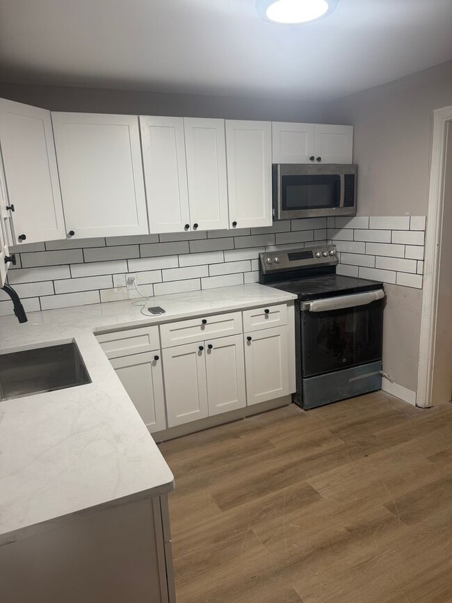 Building Photo - Spacious 6 bedroom - **1 MONTH FREE RENT**