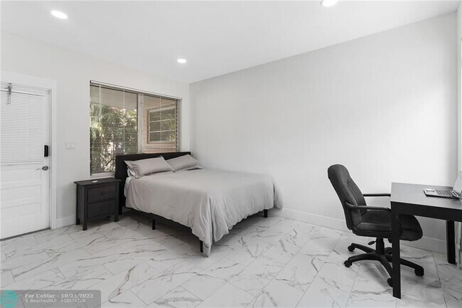 Building Photo - 811 SW 26th Ct