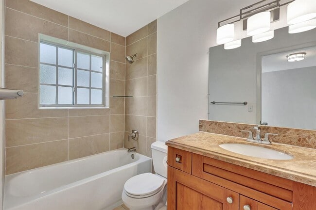 Building Photo - Spacious 3BR/2.5BA in Gated Milano Community