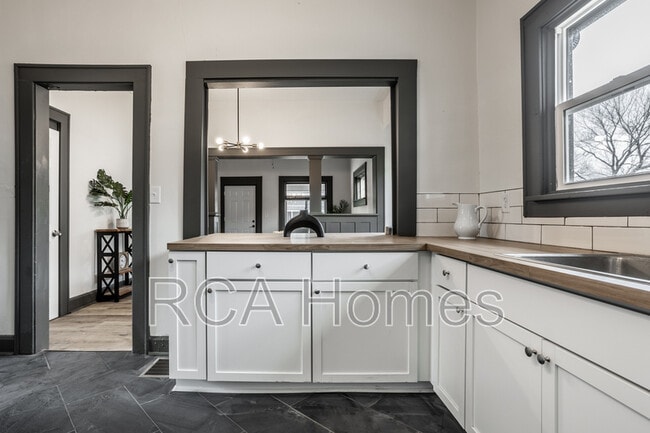 Building Photo - 4612 E New York St