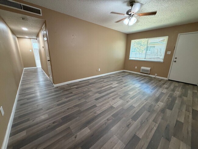 Building Photo - Updated 2 bedroom duplex near hospital