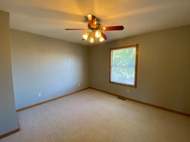 Building Photo - Great 2 bedroom 1.5 bathroom  Duplex