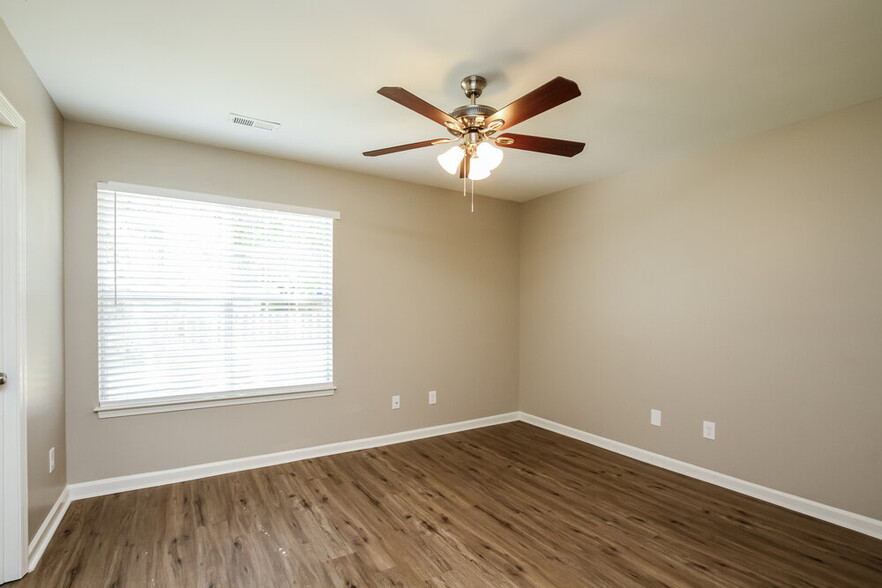 Building Photo - 1225 Larkspur Dr