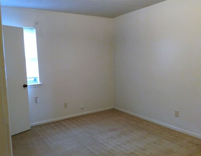 Building Photo - 1104 Cummings Ave