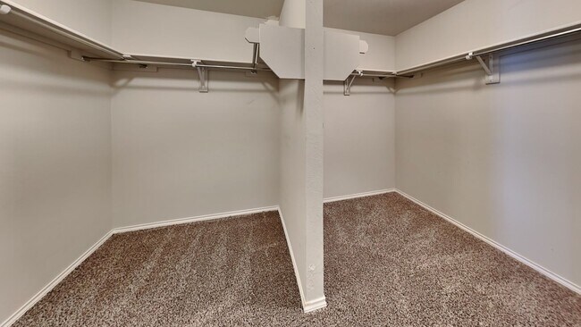 Building Photo - Very Nice 3 Bedroom House in Yukon Schools