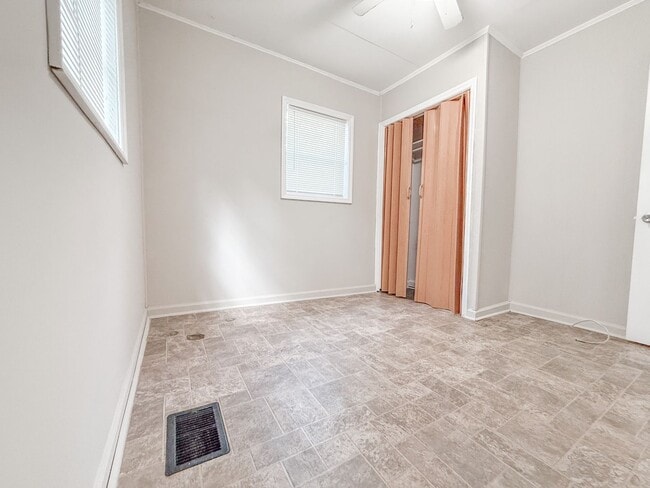 Building Photo - 3 Bed 1 Bath Single-Family Home - Big Yard!