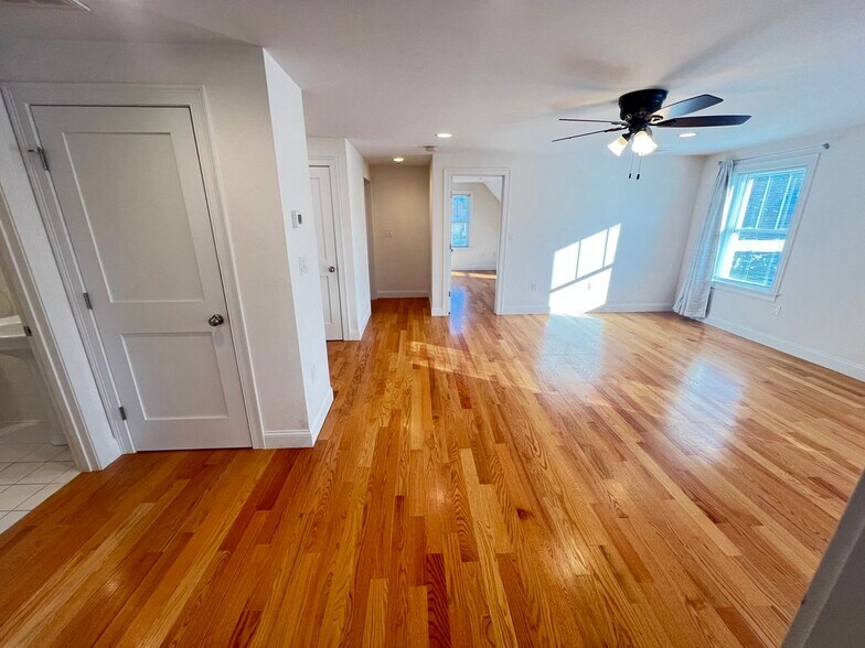 Building Photo - 489 Main St