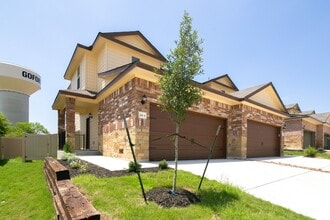 Building Photo - AVAILABLE NOW! GORGEOUS 3 BEDROOM DUPLEX LOCATED IN BUDA, TEXAS!