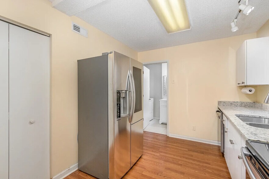 Building Photo - Room in Duplex on Spring St