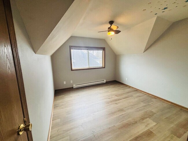 Building Photo - Huge 5BD Two Story Apartment Blocks from Downtown La Crosse