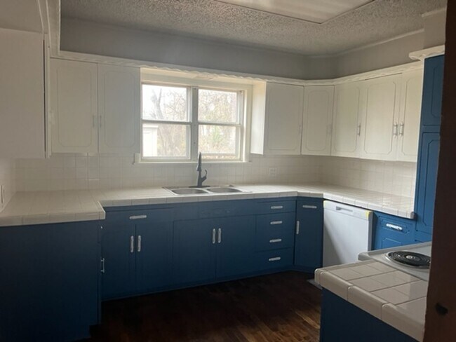 Building Photo - Spacious & Affordable Tulsa Living | 4 Bed...