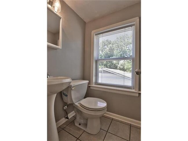 Building Photo - Beautiful Waldo Property - First Floor Living